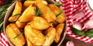 Patate aglio e rosmarino in padella croccanti fuori e morbide dentro