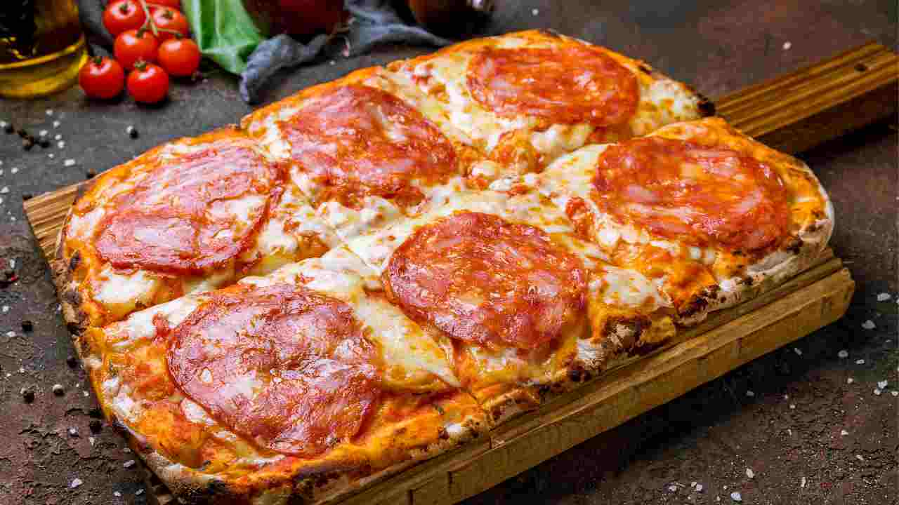 Pizza in teglia croccante ci metto il salame e la provola, la cena perfetta se vuoi prendere per la gola tutti