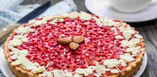 Questa si che è una crostata speciale ti bastano poche mandorle e la confettura di fragole!