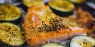 Salmone al forno con granella di pepe e pistacchio