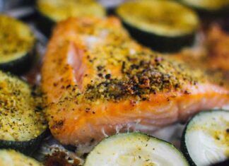 Salmone al forno con granella di pepe e pistacchio
