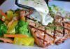 Salmone marinato alla griglia con salsa al limone