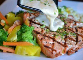 Salmone marinato alla griglia con salsa al limone