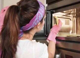 Sgrassare in modo naturale il forno a microonde, senza spendere un euro