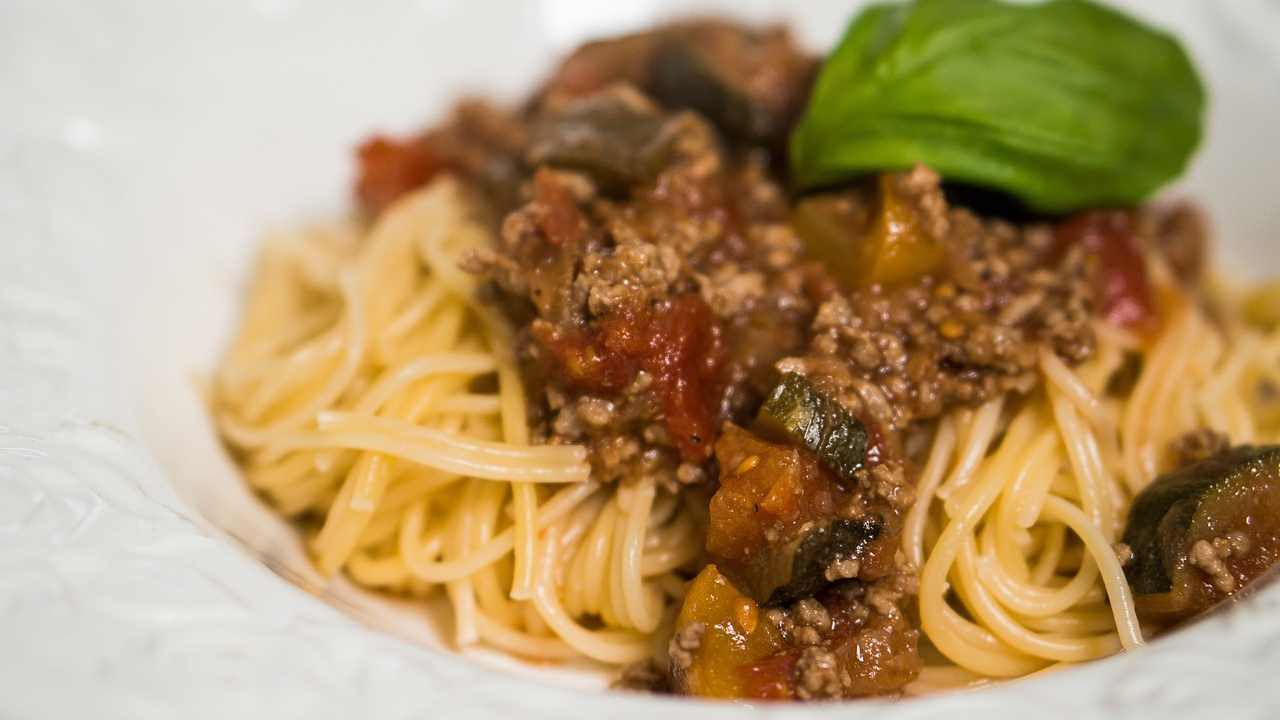 Spaghetti ragù e zucchine