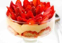 Tiramisù alle fragole, non è il solito: con questa crema speciale farai impazzire tutti