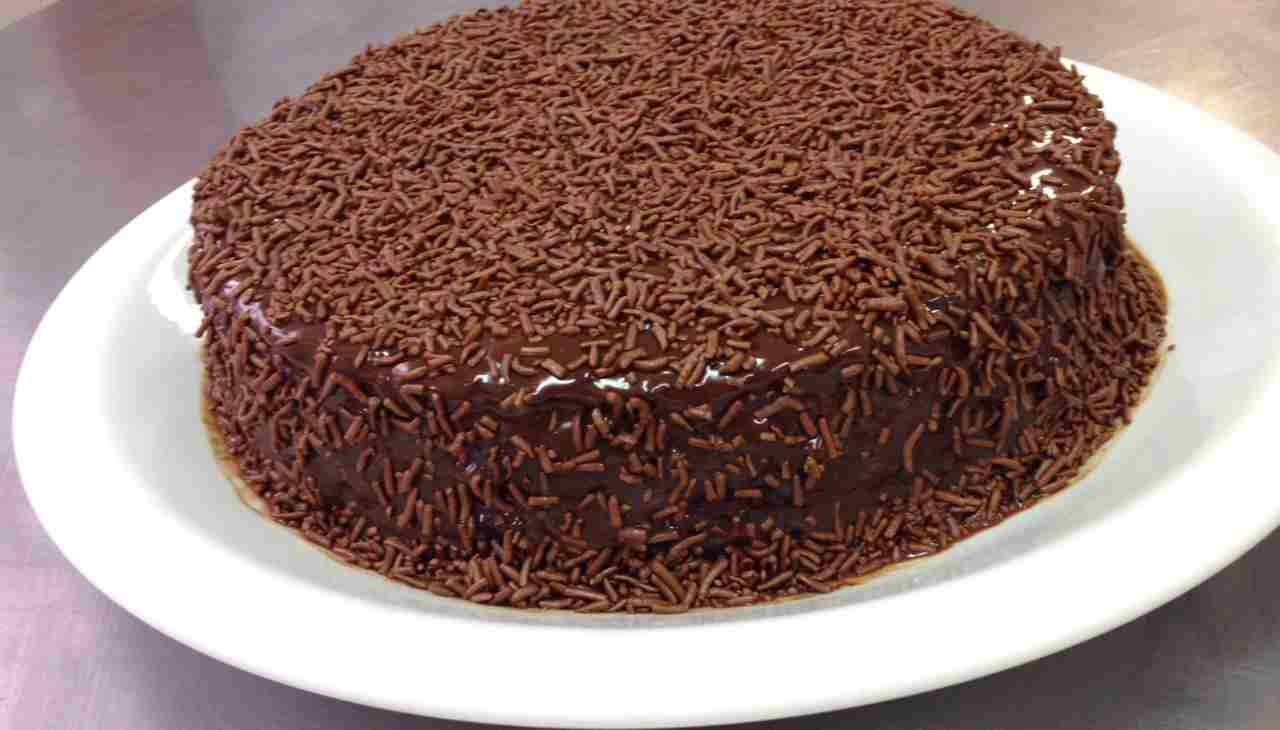 La torta al cioccolato per tutti: leggera e pronta subito, zero tuorli.