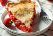 Torta ricca tutta fragole, un ripieno che trabocca di golosità fruttata: tutta da gustare