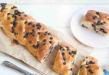 Treccia morbida con gocce di cioccolato: impossibile resistere a tanta bontà Treccia morbida con gocce di cioccolato impossibile resistere a tanta bontà