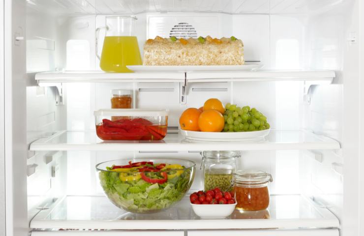 Un frigorifero con diversi alimenti