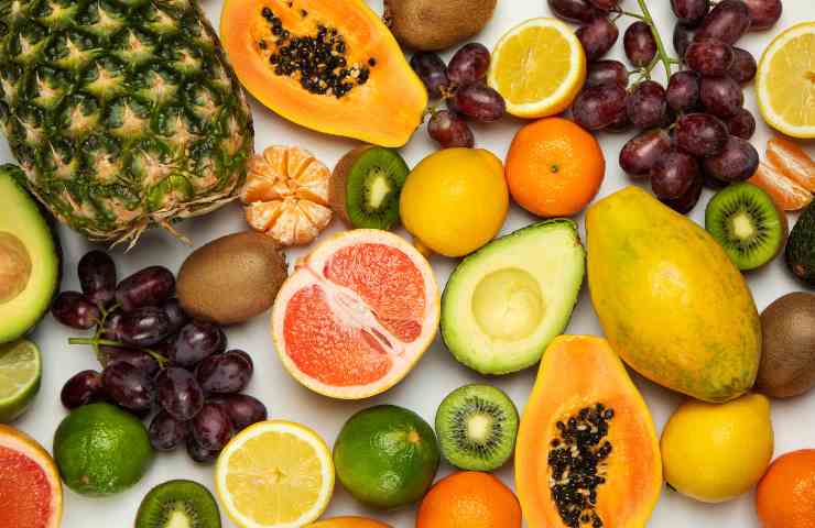 Una gran varietà di frutta di tipi diversi