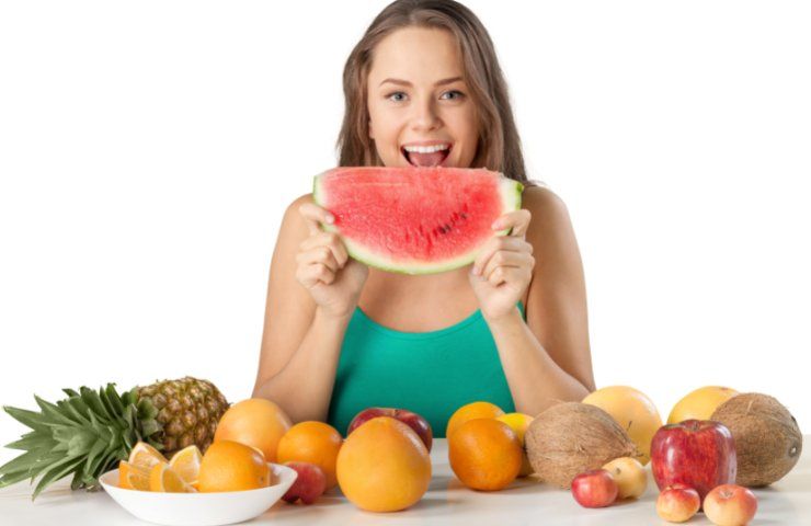 Una ragazza che mangia frutta