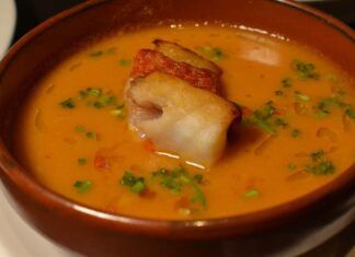 Zuppa di pesce con pomodoro e curry