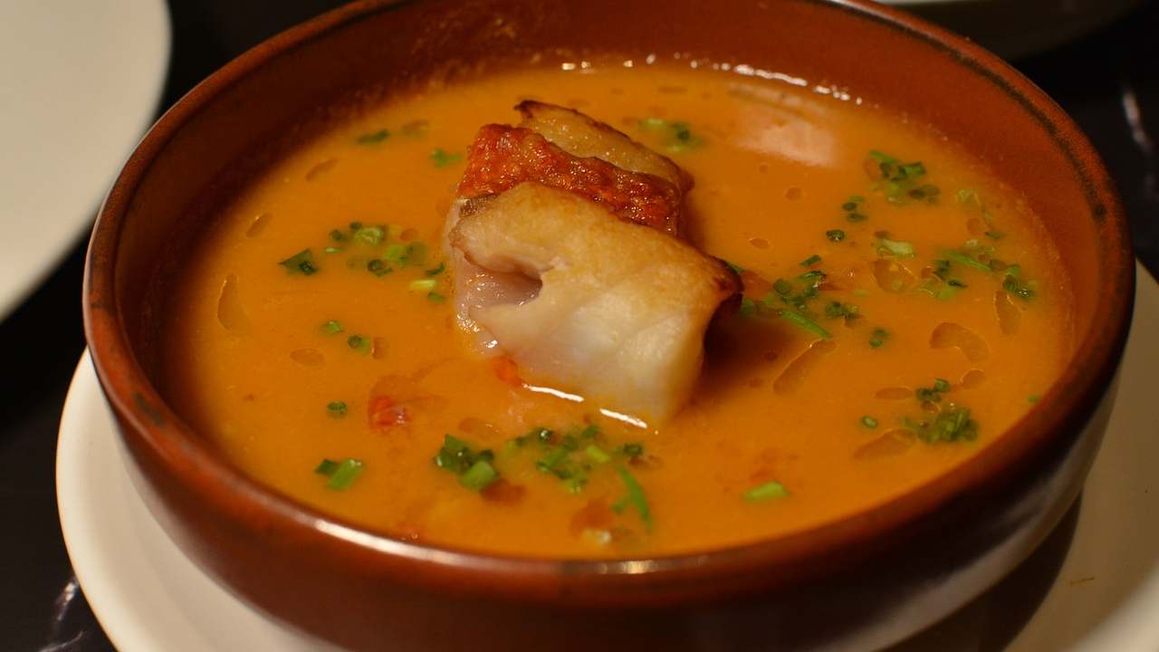 Zuppa di pesce con pomodoro e curry