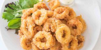 Teglia di calamari al forno croccanti: di addio alla puzza di fritto in casa!