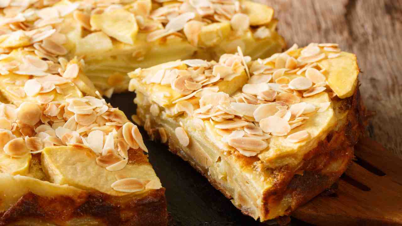 Altro che invisibile, questa torta di mele e mandorle non appena la vedranno la divoreranno!