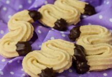 Biscotti alla pasta frolla montata: friabili e golosi, con il cioccolato sono ancora più irresistibili