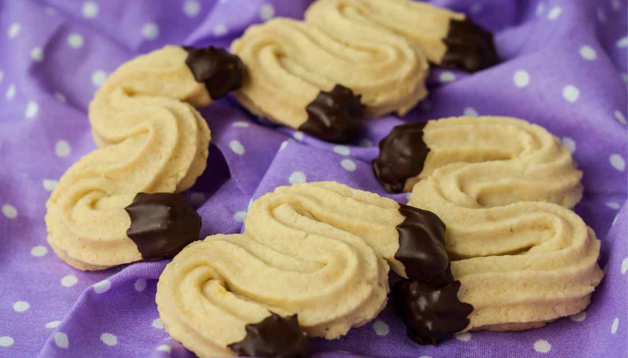 Biscotti alla pasta frolla montata: friabili e golosi, con il cioccolato sono ancora più irresistibili