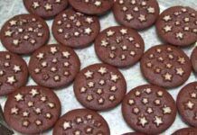 Biscottini pan di stelle fatti in casa, così sono ancora più buoni Biscottini pan di stelle fatti in casa, così sono ancora più buoni