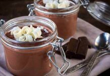 Budino morbido al cioccolato, basta poco per godersi un dessert fresco e goloso