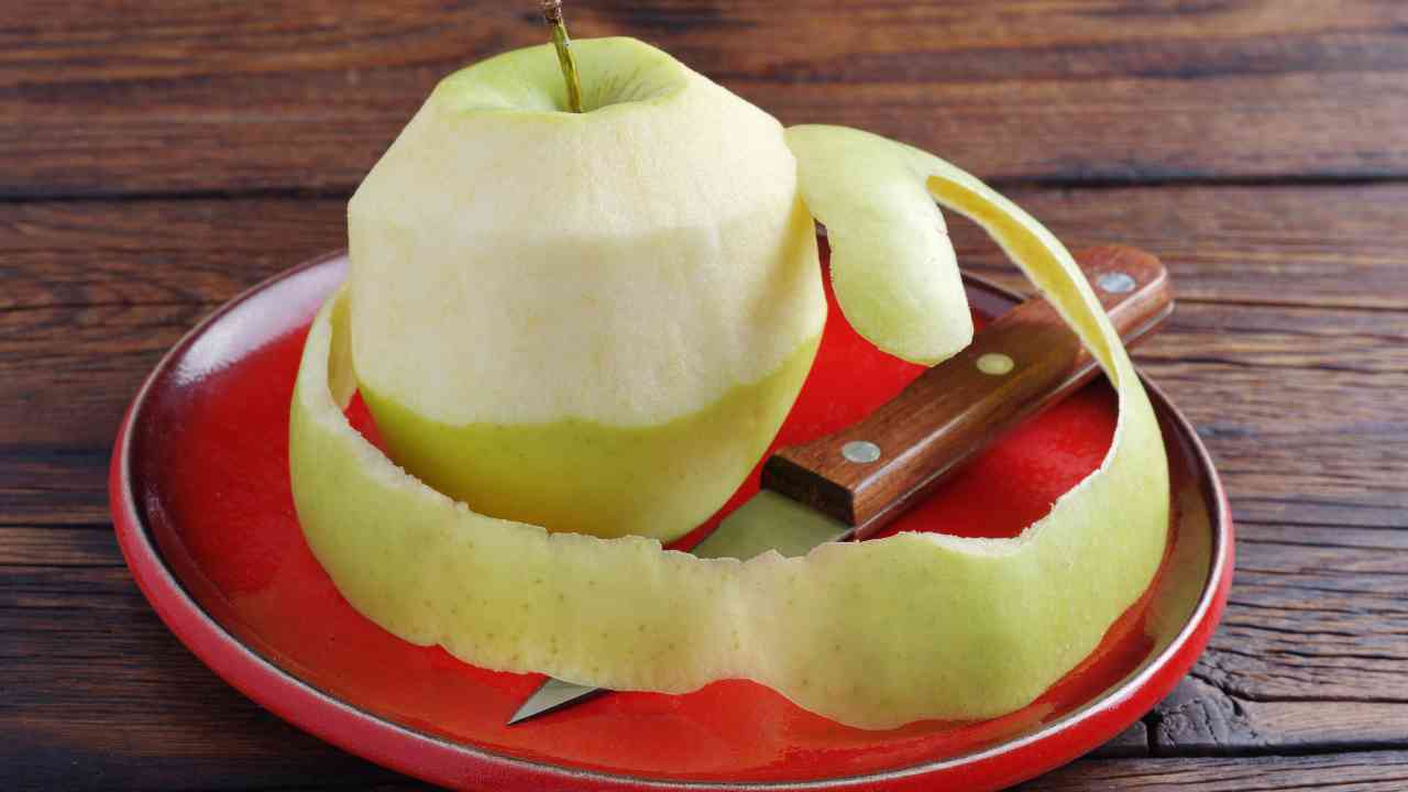Buttare le bucce di mela è un gravissimo errore! Scopri il perché!
