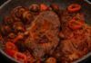 Carne in padella piccante con funghi e pomodoro