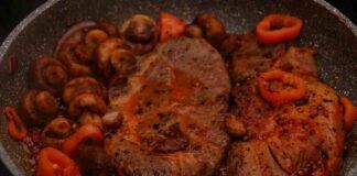 Carne in padella piccante con funghi e pomodoro