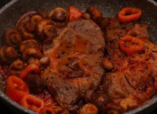 Carne in padella piccante con funghi e pomodoro