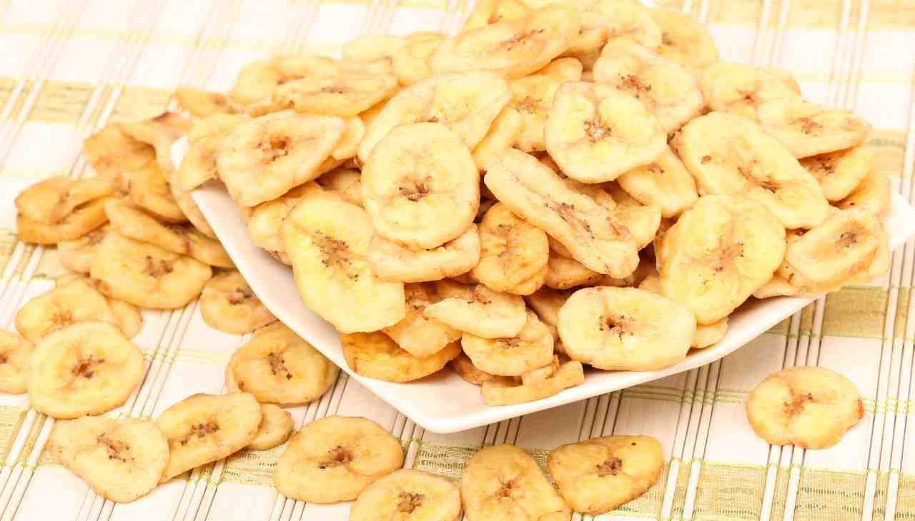 Chips di banane: lo snack salutare e sfizioso che ha infiammato il web!