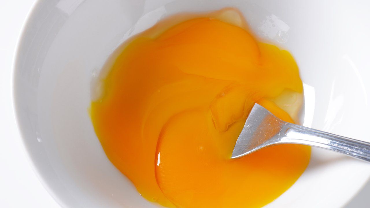 Растекшийся желток в яйце. Желток с водой для выпечки. Цвет желток яркий.