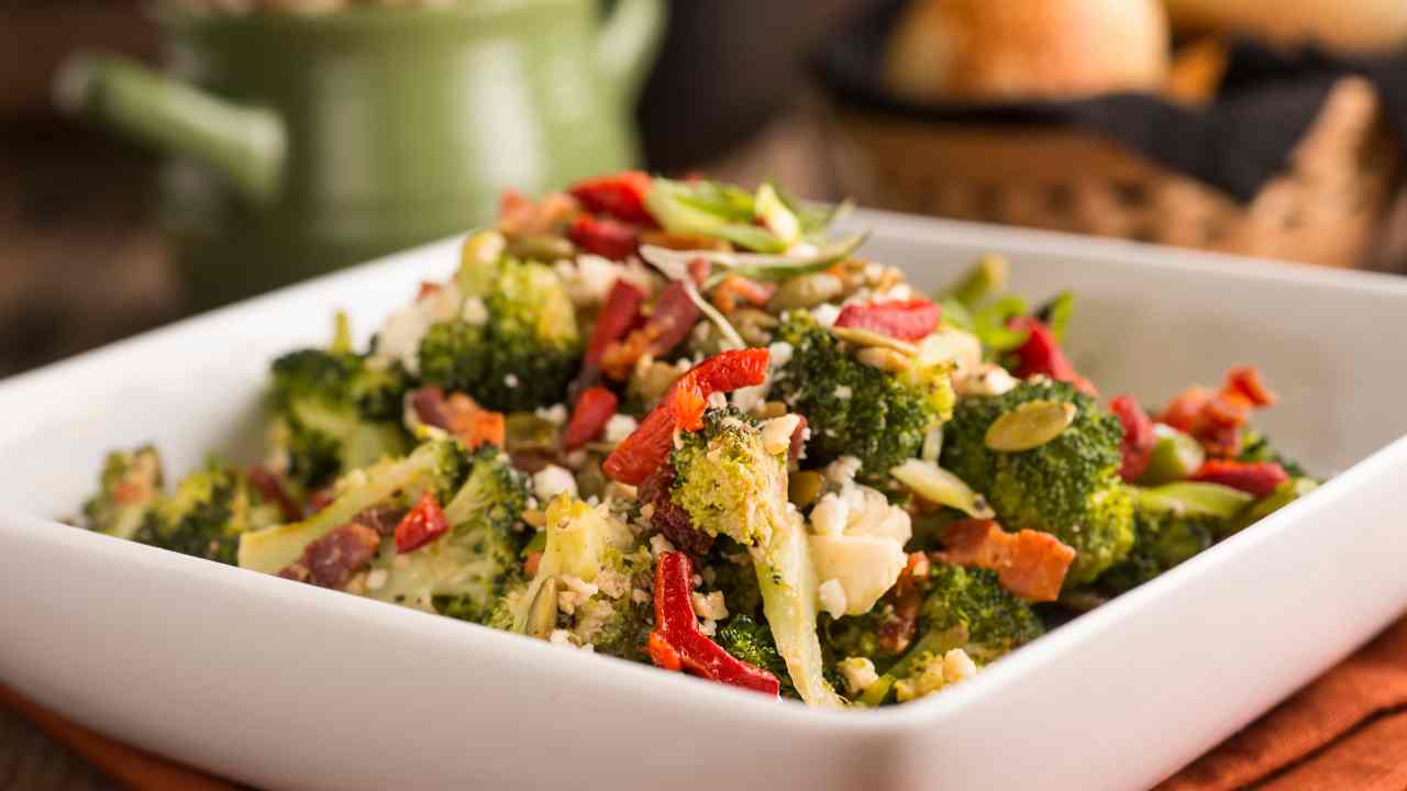 Insalata mista di broccoli per una cena genuina, ma senza rinunciare al gusto!