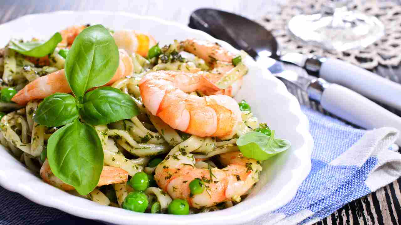 Linguine piselli e gamberi aggiungi il pesto di basilico e servirai un piatto da vero chef!