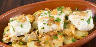 Merluzzo con patate e cipolle: spopola sul web questo piatto portoghese. Provatelo subito!