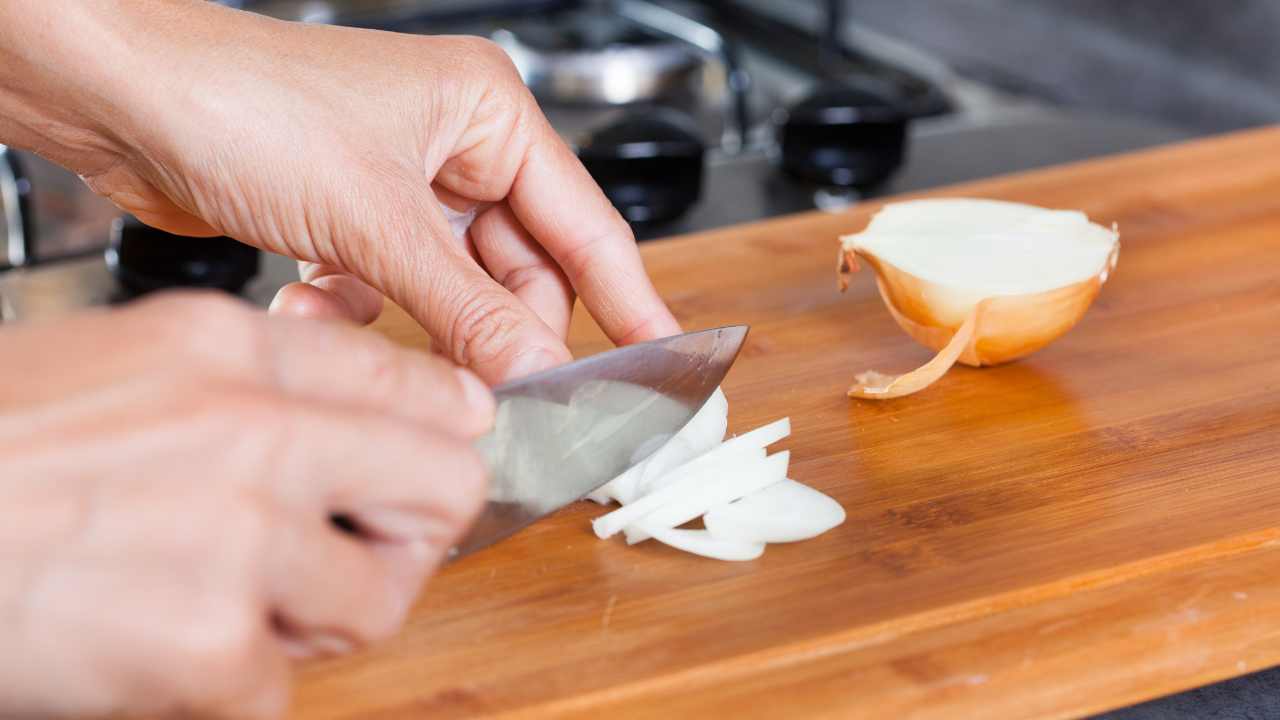 Non piangerai più quando taglierai le cipolle, questi trucchi ti  aiuteranno! 