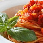 Spaghetti al pomodoro, la ricetta della nonna: 10 minuti e sono subito in tavola!