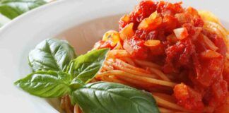 Spaghetti al pomodoro, la ricetta della nonna: 10 minuti e sono subito in tavola!