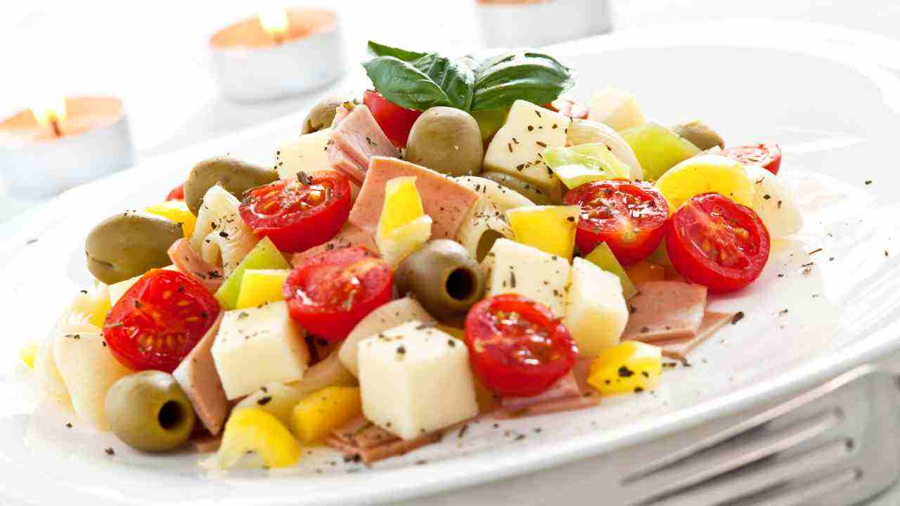 Pasta alla mediterranea light, fresca e sana, perfetta per il pranzo fuori casa