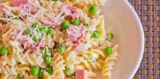 Pasta prosciutto e piselli: provala senza panna, è ancora più buona!