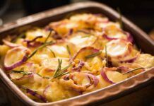 Patate ‘mpacchiuse: il tipico contorno calabrese che devi provare assolutamente! Patate 'mpacchiuse il tipico contorno calabrese che devi provare assolutamente!