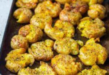 Patate schiacciate al forno croccanti