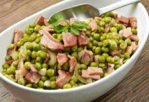 Piselli e pancetta al burro, il contorno di stagione da fare in 10 minuti che sta bene con tutto