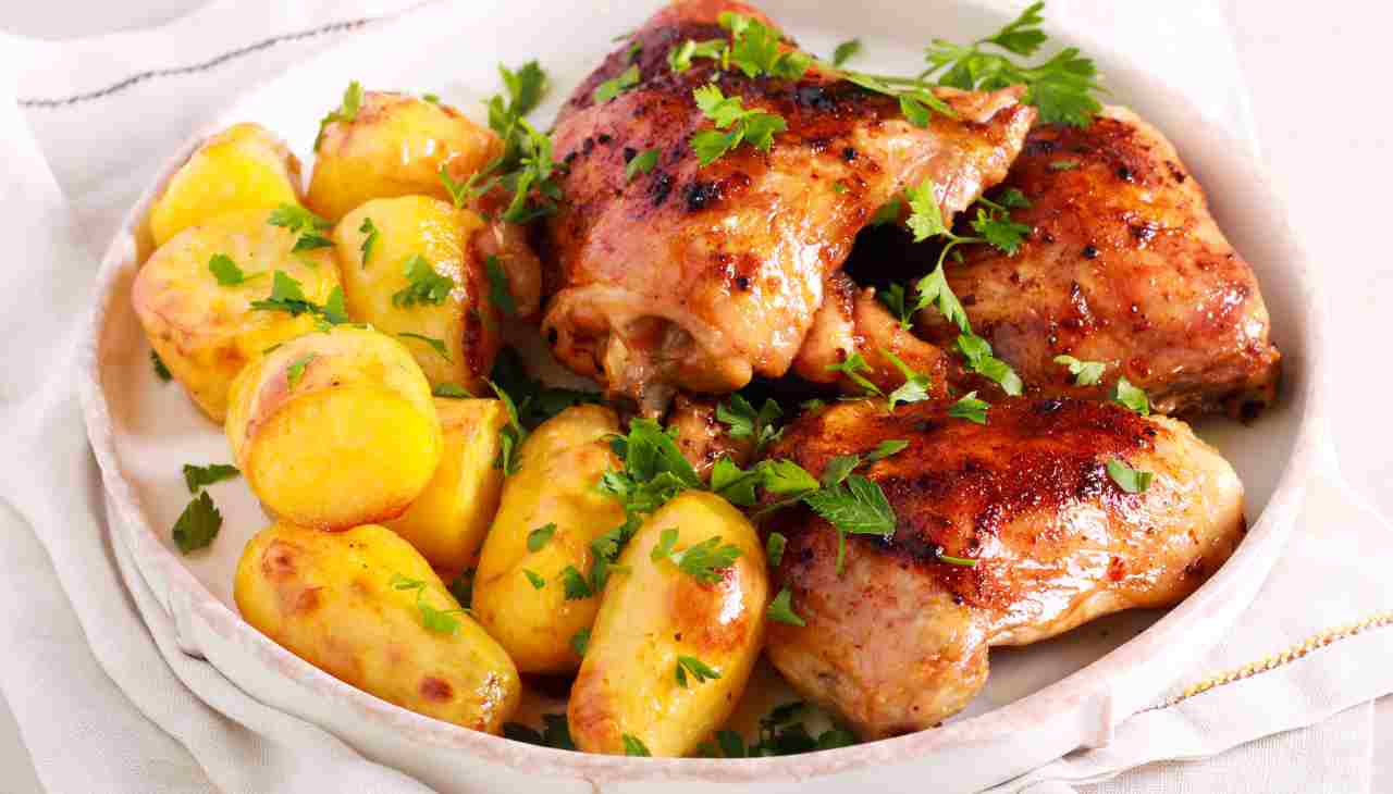 Pollo per cena fallo alla diavola: con le patate farai felici tutti, anche i palati più difficili!
