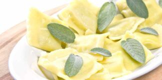 Ravioli al salmone fatti in casa: profumatissimi e leggeri, vanno a ruba in un istante!