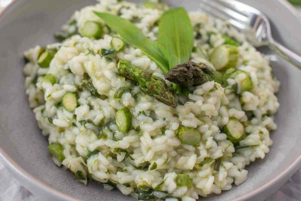 Risotto agli asparagi, il piatto saporito ed elegante perfetto per un