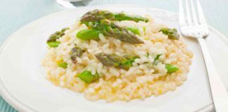 Risotto agli asparagi super leggero: saporito e invitante, è perfetto per iniziare la dieta di primavera