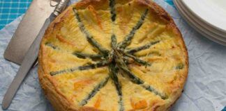 Sembra la solita torta con asparagi, ma questa ha un ripieno esplosivo. Provala a cena