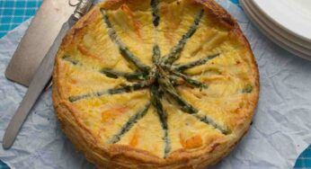 Sembra la solita torta con asparagi, ma questa ha un ripieno esplosivo. Provala a cena