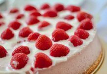 Semifreddo light panna e fragole, cosa c’è di meglio, un dessert fresco leggero e primaverile da leccarsi i baffi Semifreddo light panna e fragole 13042023 ricettasprint