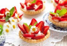 Tartellette di frolla con mousse al limone e fragole, piccole opere d’arte golose da assaporare