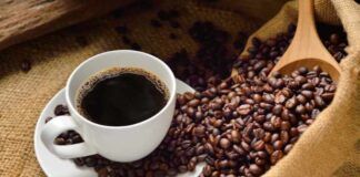Tazza e grani di caffè